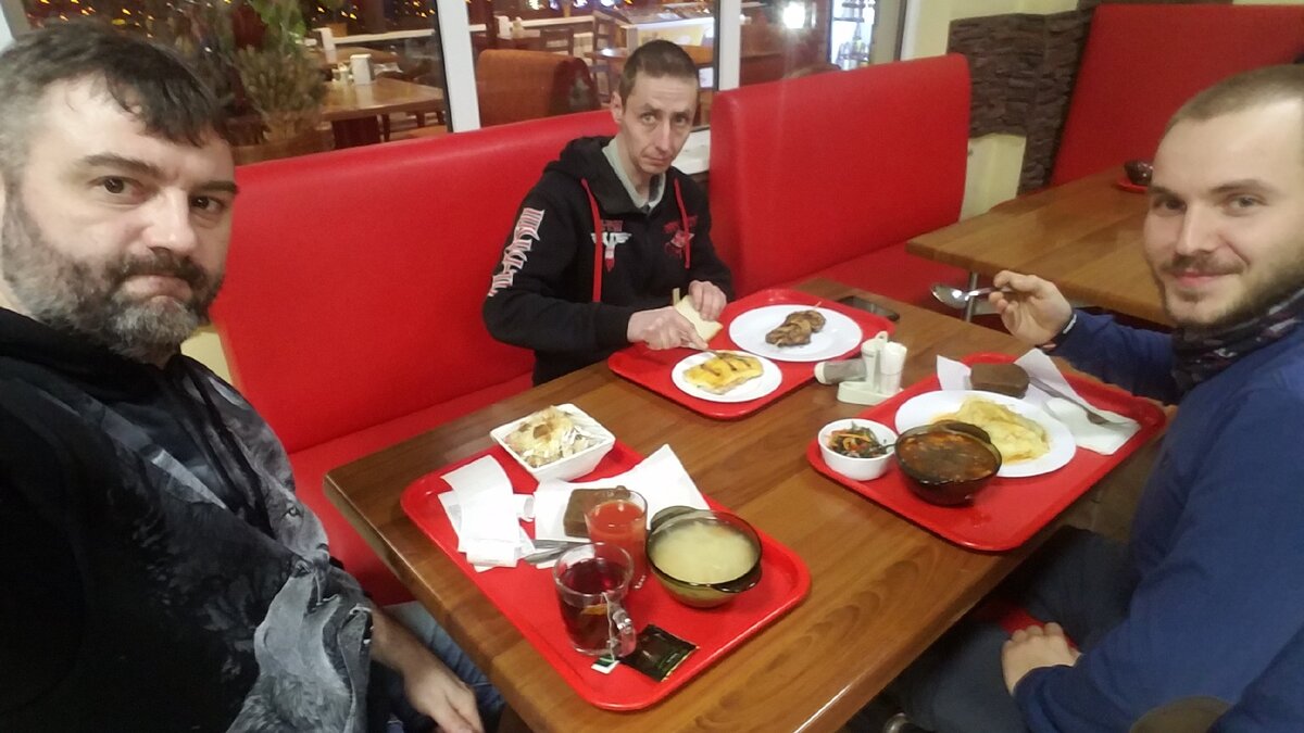 Сытный обед где-то под Тверью - 250 рублей... хорошая компания - бесценно😉