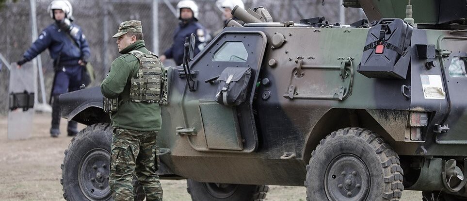 Фото из открытых источников. Греческий военнослужащий на границе с Турцией. 