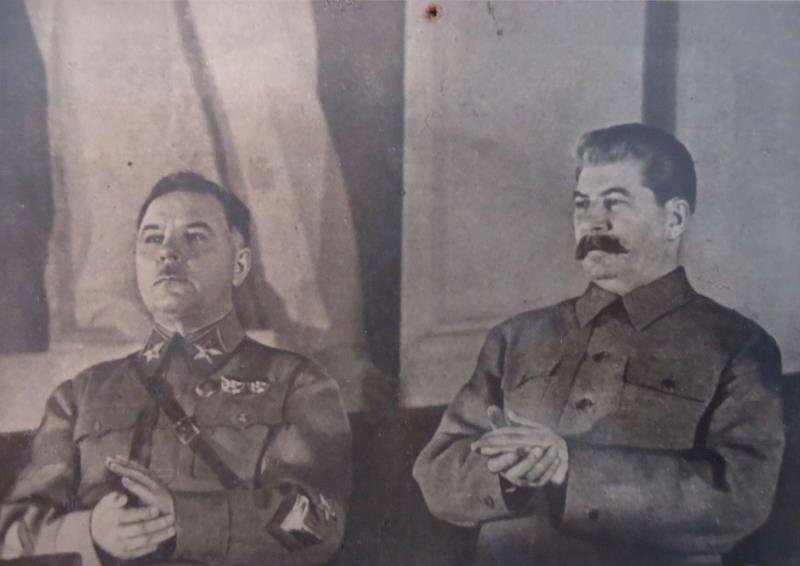 Сталин 1937 год. Ворошилов Буденный Тимошенко Сталин. Иосиф Сталин с Ворошиловым.