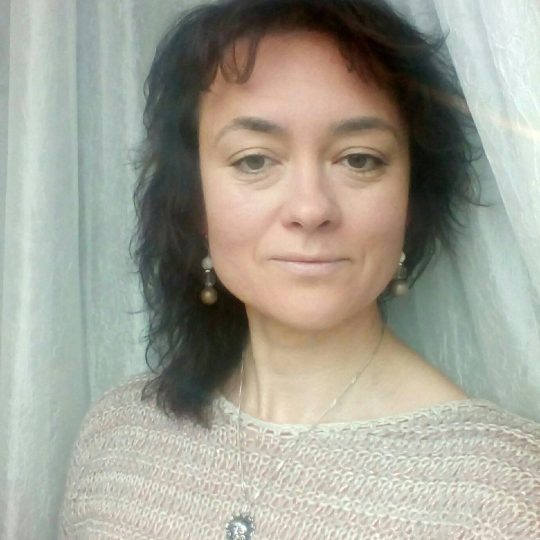 Свет прямой. Хорошо освещает лицо. Вы стоите лицом к окну, корпус поворачивать можно (урок №4, положение тела)