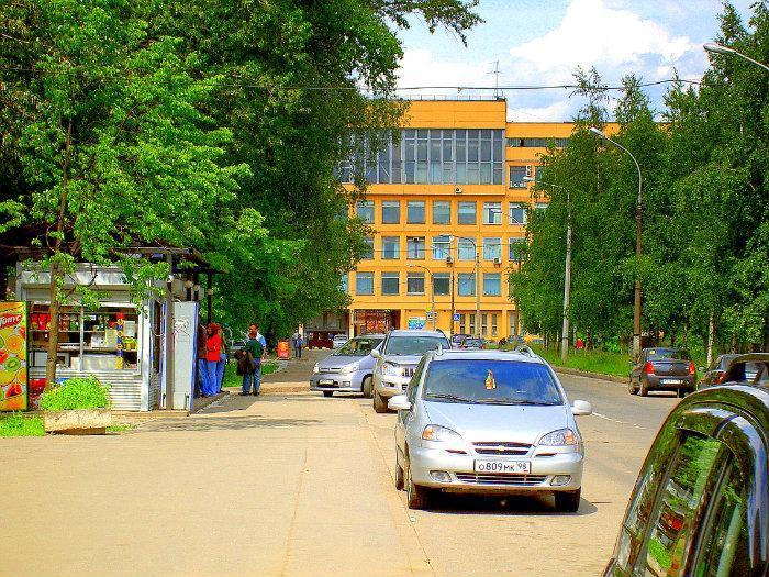 Вид на большой инженерный корпус Ижорского завода в Колпино