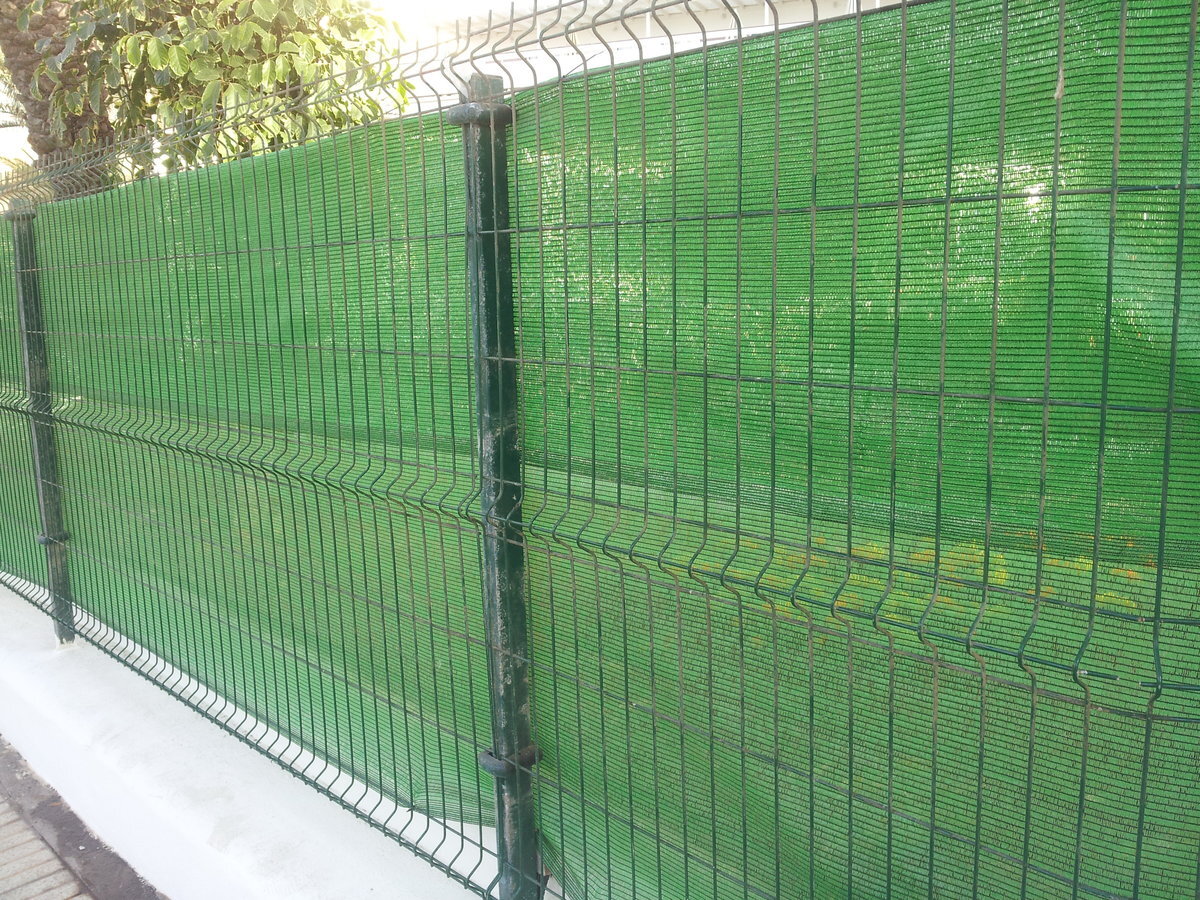 Превращаем забор из сетки-рабицы в глухой забор без демонтажа. Затраты: 25 руб/м