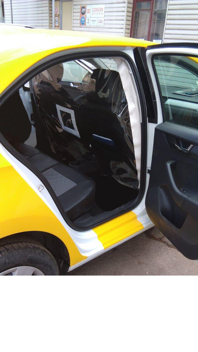 Пример оборудования защитным экраном такси от Эдисон Тент