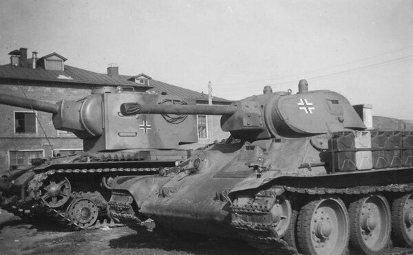 Захваченные немцами советские танки Т-34 и КВ-2. Машины, вероятно, из состава 66-го танкового батальона. Фото взято в свободном доступе.