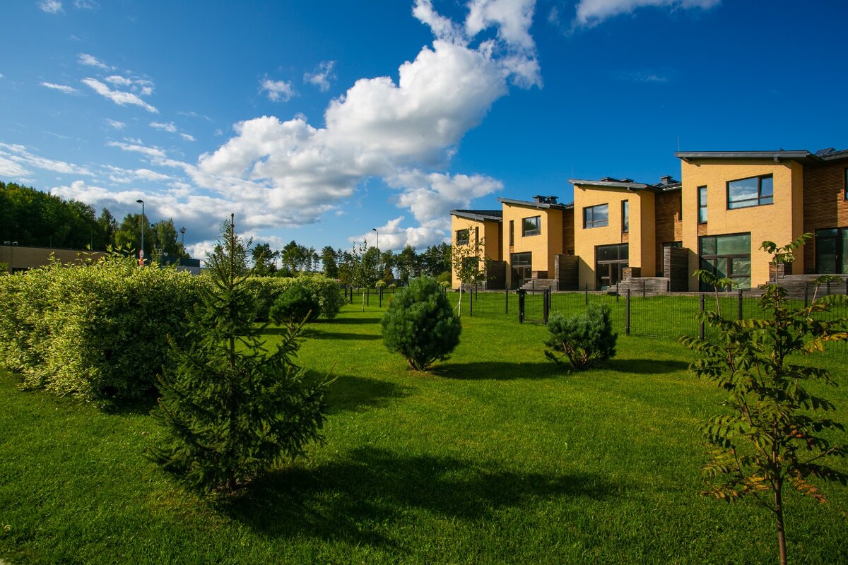 Пригородный поселок таунхаусов Никольский Парк. Дома с видом на каскад прудов.