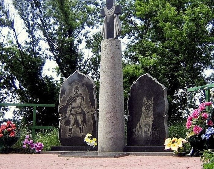 Этому подвигу даже посвящён памятник в Легедзино