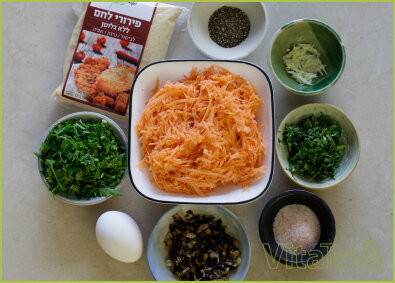 Выложите в формы или руками скатайте одинаковые шарики и выложите их на бумагу для запекания.