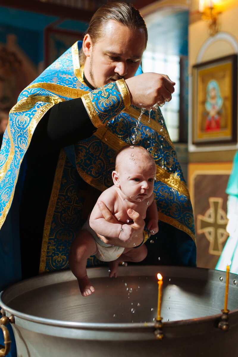 Крестить без собеседования. Крещение младенца. Крещение мальчика. Фотосессия крещения ребенка. Крещение маленьких детей.