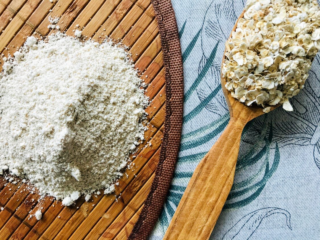 Овсяные хлопья и мука, получившаяся после их перемола в кофемолке