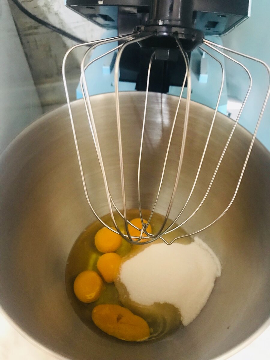                                     Смешиваю яйца с сахаром 