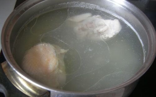    Наполняем кастрюлю водой и кладём бульонный набор из курицы. На сильном огне доводим воду до кипения, а затем сливаем её и споласкиваем кастрюлю. Вместе с первым бульоном мы сливаем все вредные вещества, которые были в мясе. Снова наливаем в кастрюлю воды и варим второй бульон. Можно немного подсолить воду, чтобы она скорее закипела. После того, как бульон закипит, не добавляйте ингредиенты, поварите мясо ещё 10 минут. А пока займёмся остальным составом блюда.   