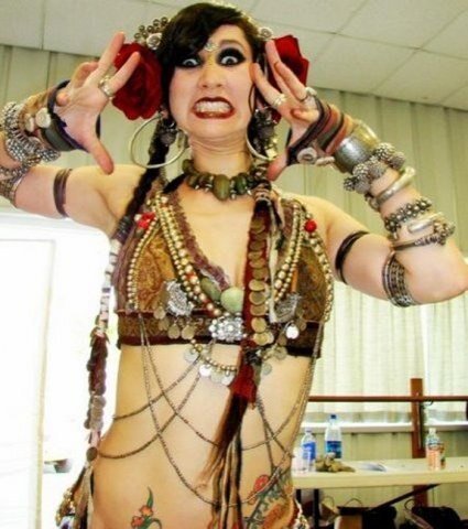 Концерты-концерты-перевоплощения-раздирание себя на кирпичики и снова сборка в целостную картину. Иногда даже любимые танцы не в состоянии привести к гармонии. На фото Rachel Brice.