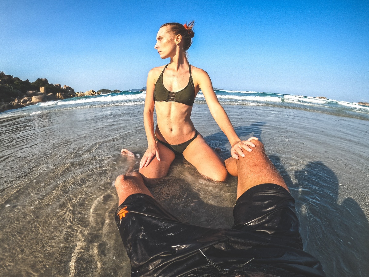 Живя во Вьетнаме, каждые 3 месяца нужно думать, куда же ты поедешь на перевизу в следующий раз. И конечно ты планируешь заранее исходя из возможностей.
И одна моя мечта, которая должна была вот-вот осуществиться, была поездка в Индонезию.
Мы планировали 2 месяца и уже представляли как мы возьмём байк на Бали и поедем смотреть уже отмеченные в карте места, будем наслаждаться и восхищаться природой: необычными и красивыми пляжами, теряться в джунглях пробираясь к водопадам, любоваться закатами и просто отдыхать....
Наш визаран был запланирован на начало апреля, и мы даже купили билеты на самолёт на 8 число с Хошимина. И даже случайно узнали, что наши знакомые из России запланировали свой отпуск в это же время и мы могли бы там встретиться, как 2 года назад случайно на Пхукете. И вот мы такие все в предвкушении поездки и встречи в один день просто обламываемся.
COVID-19 по всем новостям, всемирная паника, число заразившихся растёт с каждым днем и массово распространяется по странам. Страны одна за другой начинают закрывать свои границы. Вынужденные меры, чтобы обезопасить население и избежать заражения новым неизвестным вирусом.
Билеты наши пропали, что-то не торопятся возвращать за них деньги, перенося сроки с 30 теперь уже до 90 дней.
Вот так и остались с несбывшейся мечтой и надёждой на лучшее.