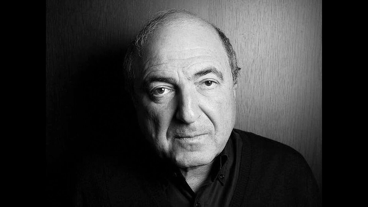 Фото Березовского незадолго до его смерти. 
Видно, что все его несметные богатства счастья ему так и не принесли.