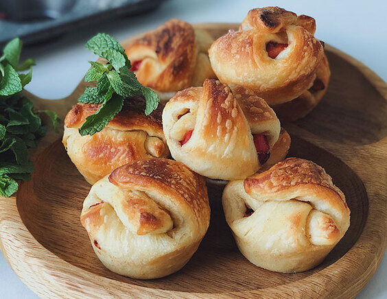 Пирожки с яблоком и брусникой