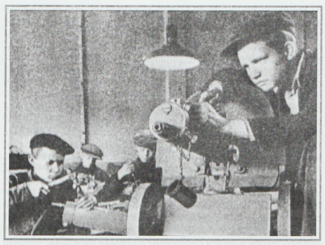 Ребята монтируют станковый пулемет "Максим"