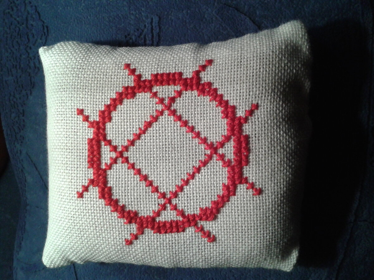 Подушечка с гречкой и вышитым символом, как личный оберег для женщины