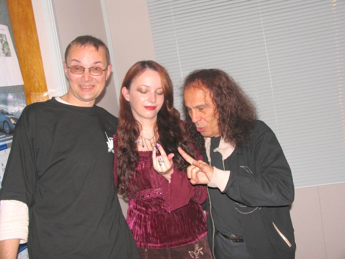 Алексей Рыбин, Александра Ромашова и Ронни Джеймс Дио  - студия радио РОКС 102FM