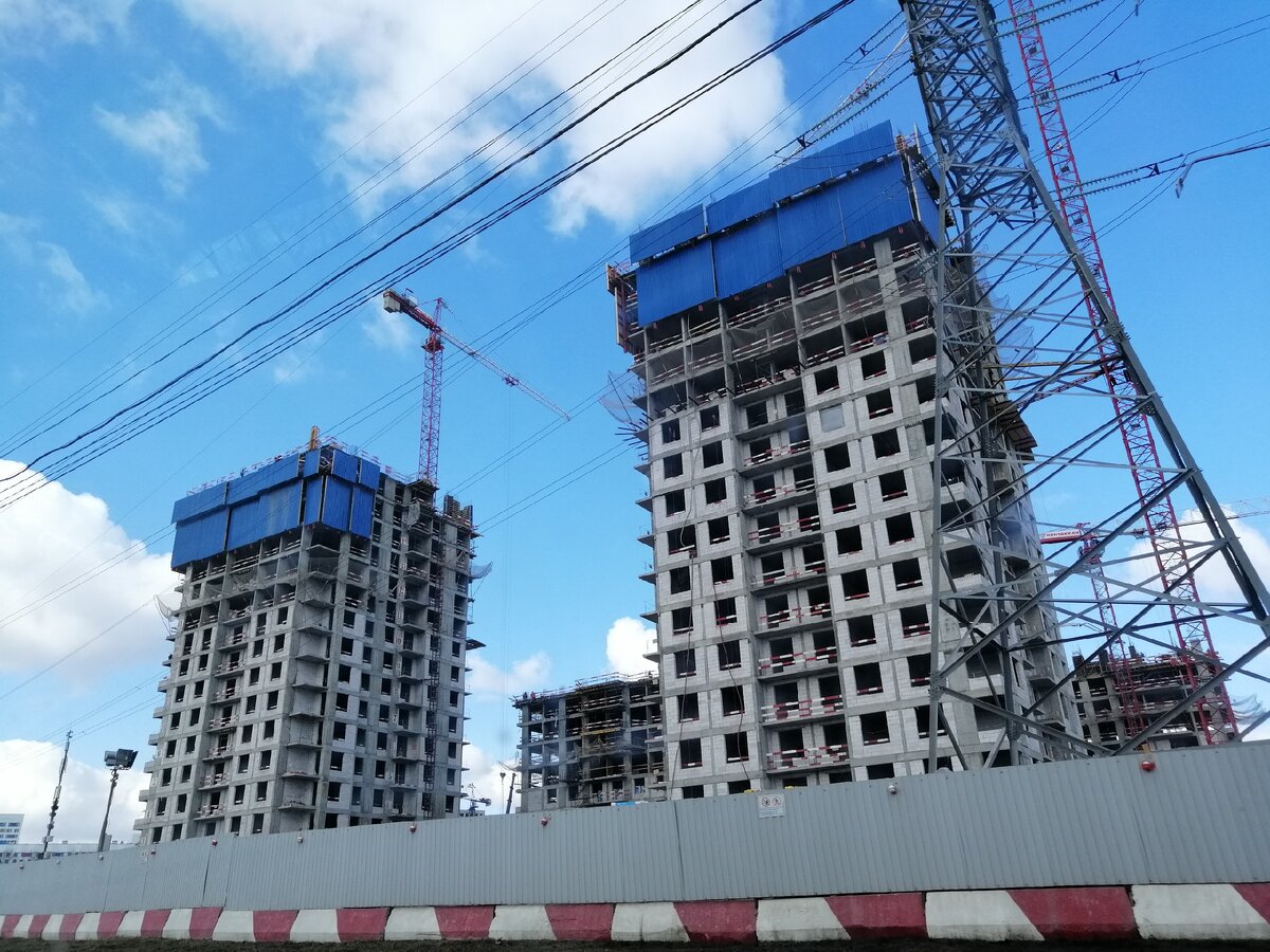 Девелоперы не позволили своим рабочим разъехаться за этот месяц. Фото: Мир Квартир