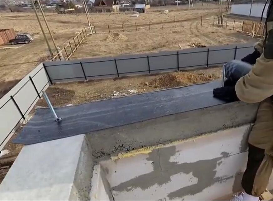 Дерево обязательно нужно изолировать от бетона гидроизолом.