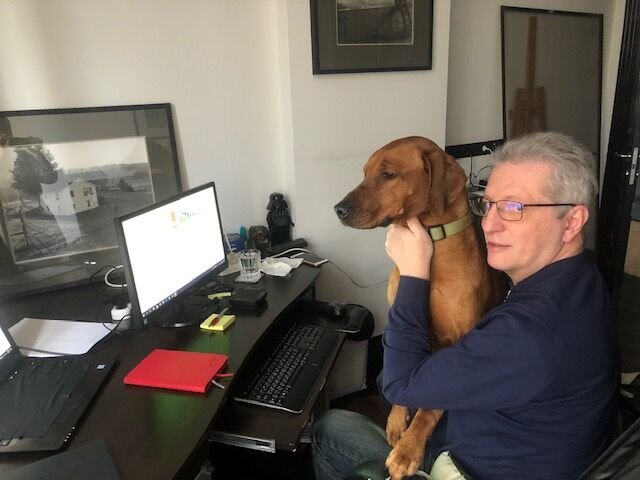 Виталий Фридлянд: Я так давно живу на свете, что больше люблю собак. Начнем вот с чего. Оказалось, что 50-70% моих сотрудников имеют домашних животных, и это сразу показало их в выигрышном свете. Второе... я бы всех своих коллег разделил на два поколения: 45- и 35-. По пятницам мы организуем неформальное общение со всем офисом #ниразунепробизнес, для чего выбираем одну тему. Мы уже приглашали сомелье из известной компании, а до этого я пересказывал свою статью об ИИ, которая планируется к публикации в США. Одна из таких сессий была посвящена онлайн-ресурсам. И я открыл для себя такую неприятную, вещь, что поколение 35- очень далеко от того образовательного слоя, на котором вырос я, на котором воспитывался в советской школе. К примеру, мы создали некую страницу в интернете, куда выкладывали интересные онлайн ресурсы, и я по простоте душевной выложил туда оперу, поэзию Серебряного века, искусство и так далее. А потом задал вопрос, кто какие ресурсы больше посещает. И оказалось, что все с удовольствием ходят на страничку гендиректора WorldClass Коли Прянишникова, где выкладываются разные физические упражнения. Ну молодцы, я это поддерживаю, я тоже очень спортивный человек. Но мало кто из этих людей ходит на «культурные ресурсы».