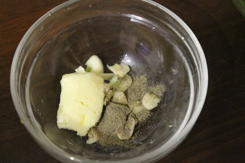 крупноват чеснок немного, но что поделать, пельмени уже остывали, пришлось торопиться.