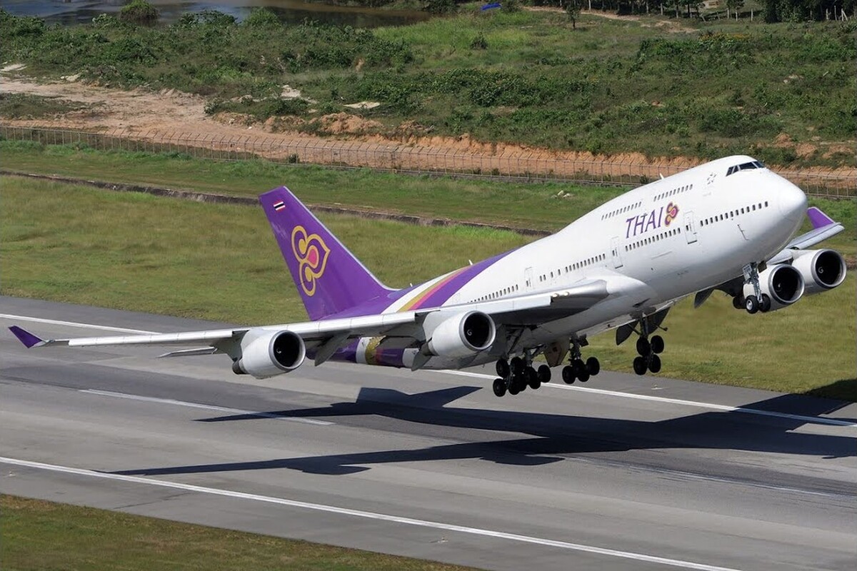 В парке Thai Airways International восемь самолётов Boeing 747-400, возраст которых уже от 16 до 26 лет. А кроме них ещё целая коллекция всех достижений мирового авиастроения. Каждая новая модель - новый виток затрат на обучение экипажей, склад запчастей, ремонтные базы и механиков. То, чего нужно избегать, а не накапливать