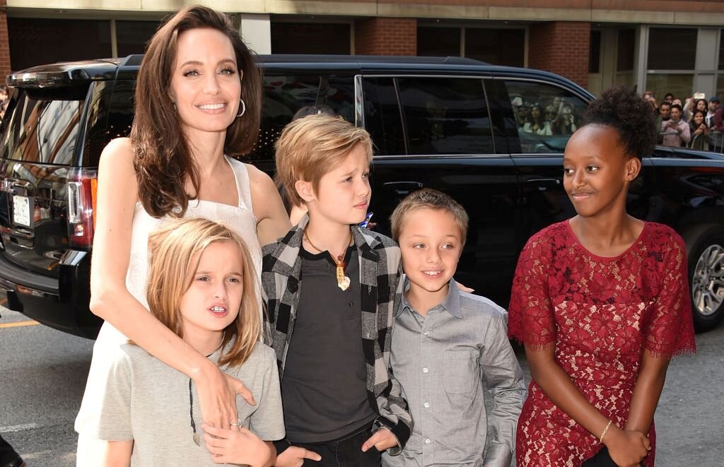 Обладательница Асцендента в Раке Анджелина Джоли со своими детьми.