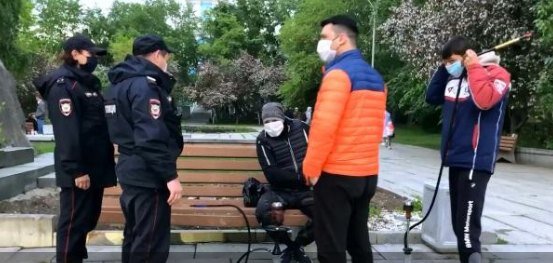 Патруль проводит разъяснительную работу с отдыхающими в парке