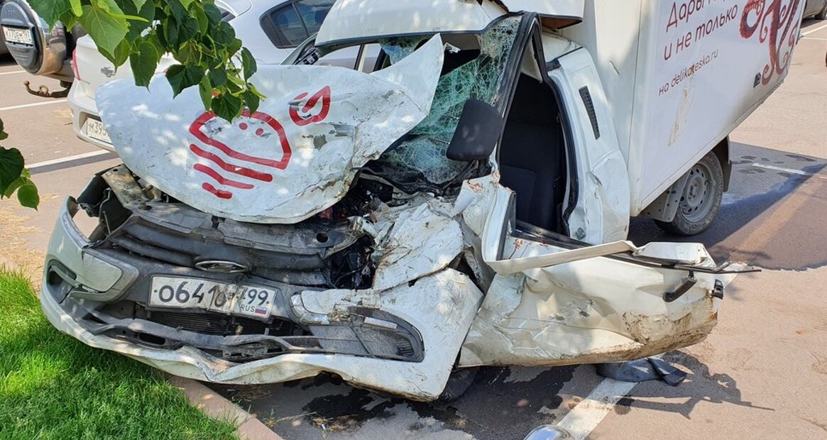 Полагаю, что качественная машина может так выглядеть только после ЗНАЧИТЕЛЬНО более сильного удара... 