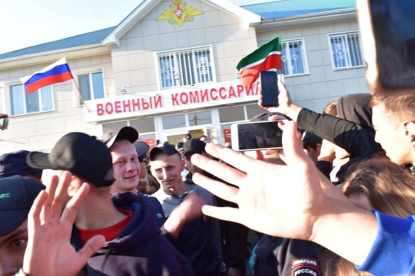 Балтач военкоматы янында егетләрне армиягә озату мизгелләре