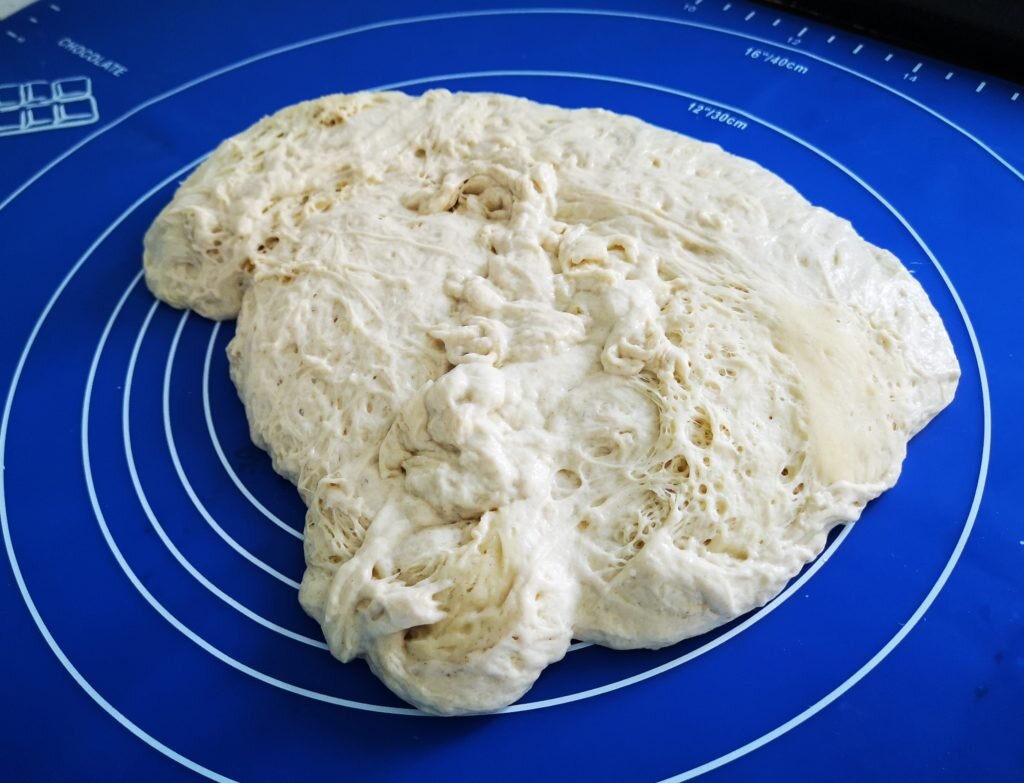 Тесто для пиццы после поднятия, до замеса 