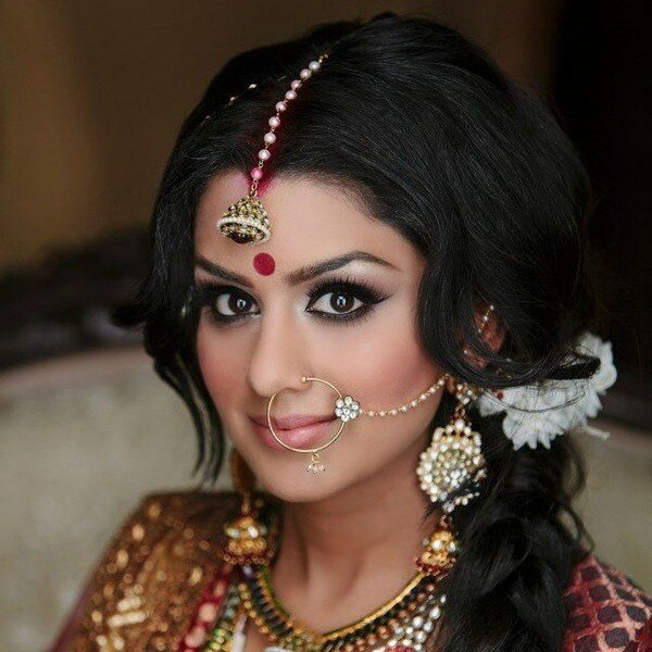 Индийские женщины точка на лбу. Синдур индийский. Индийский макияж. Красивые индийские женщины. Точка на лбу у индианок.