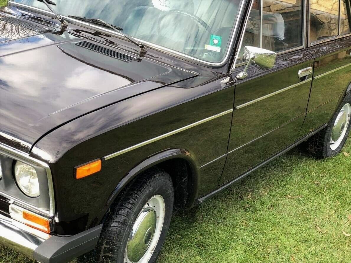 "Шестёрка выпускалась в различныз цветовых гаммах. В нашем случае это Чёрный (Дипломат). 