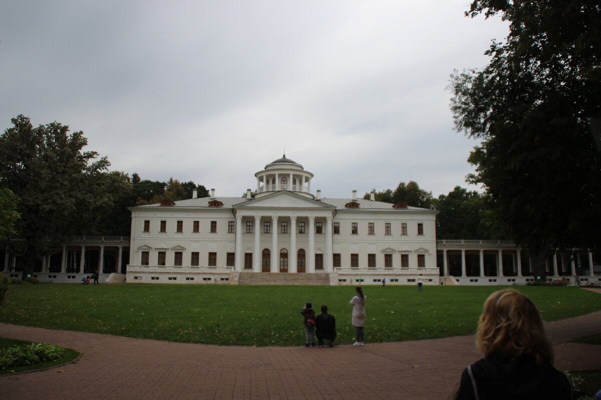 Большой усадебный дом со стороны въезда на территорию. Фото автора лето 2018 года 