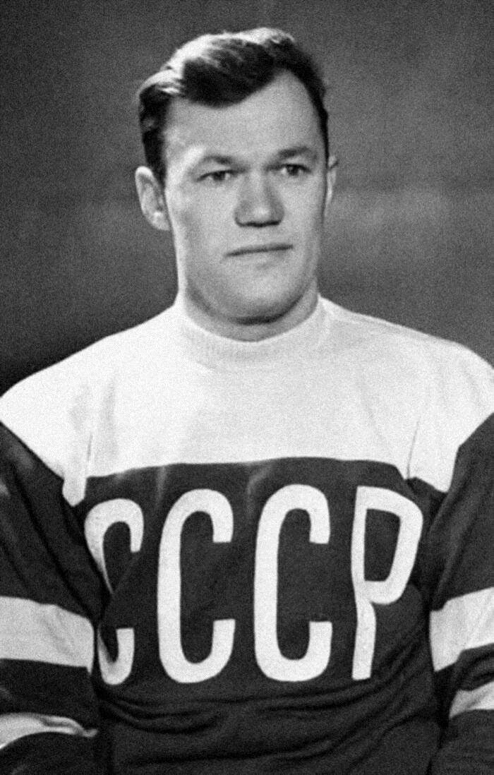 №9. Часть 3 Следующий наш герой, легендарная личность сумевший себя полностью реализовать как в футболе, так и в хоккее. По этим двум видам спорта он был капитаном сборных СССР на олимпиадах.