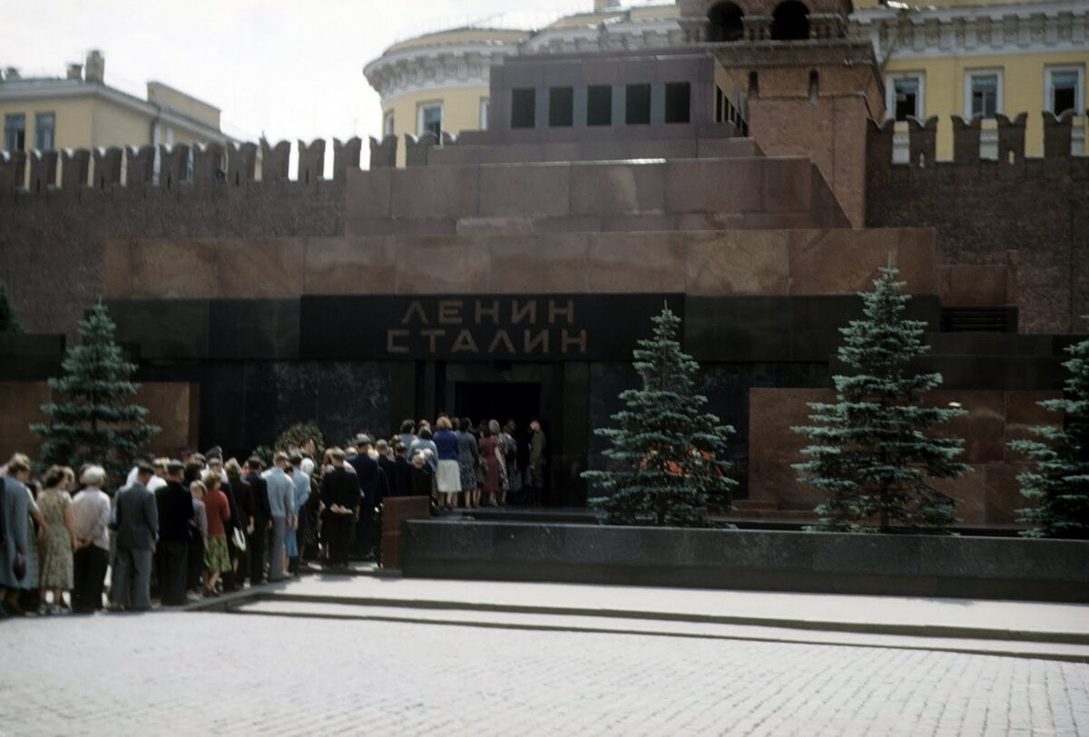 1958 год. В мавзолее, пока не один Ленин.