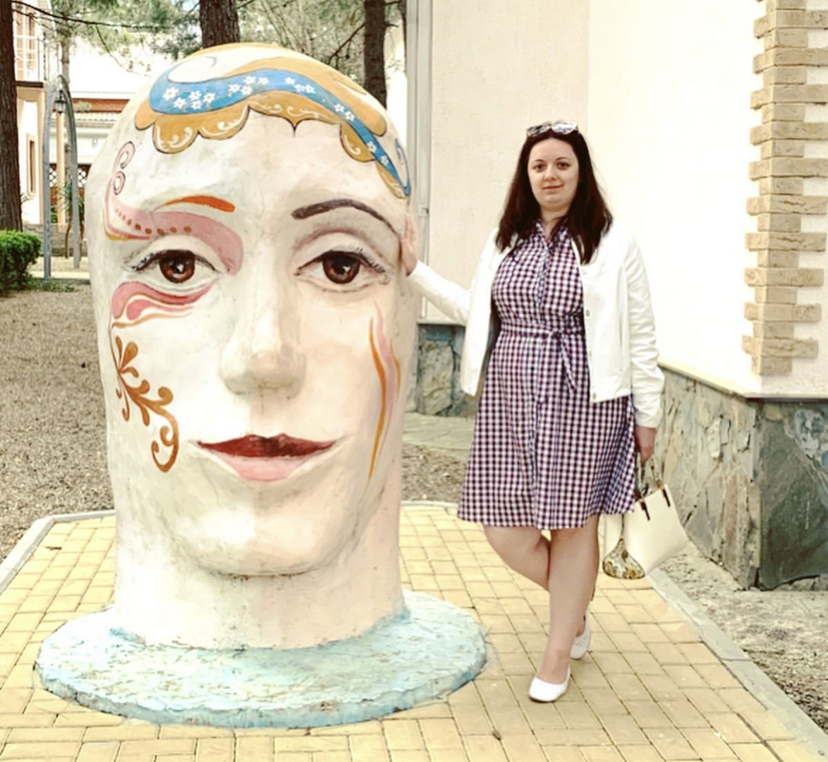 Много необычных скульптур в этой части набережной