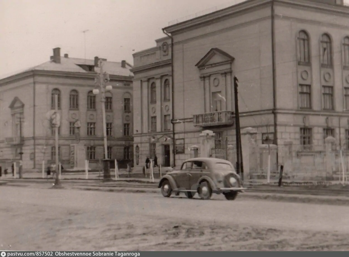 Здание колледжа машиностроительного.  Сейчас в нем институт. 