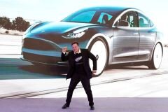 Илон Маск, танцующий на сцене во время церемонии доставки первых Tesla Model 3, выпущенных на заводе в Шанхае