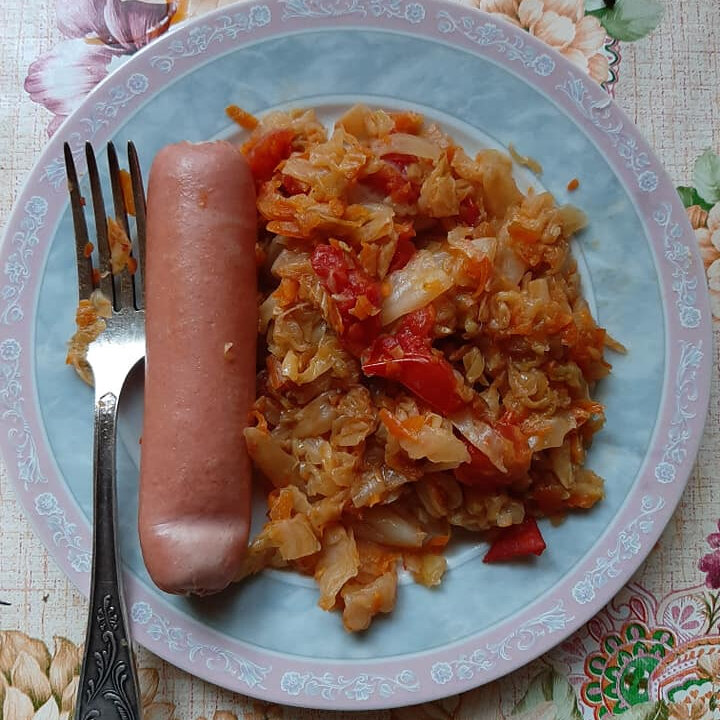 Капуста тушеная на сковороде с томатной сосисками. Капуста с сосисками. Тушёная капуста с сардельками. Блюда с сосисками и капустой. Ужин рис с сосисками.