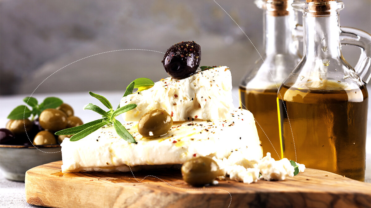 Греция – родина не только превосходного оливкового масла и интересных вин, но и разнообразных сыров из козьего, овечьего, реже коровьего и даже ослиного молока. Всего их не один десяток видов.