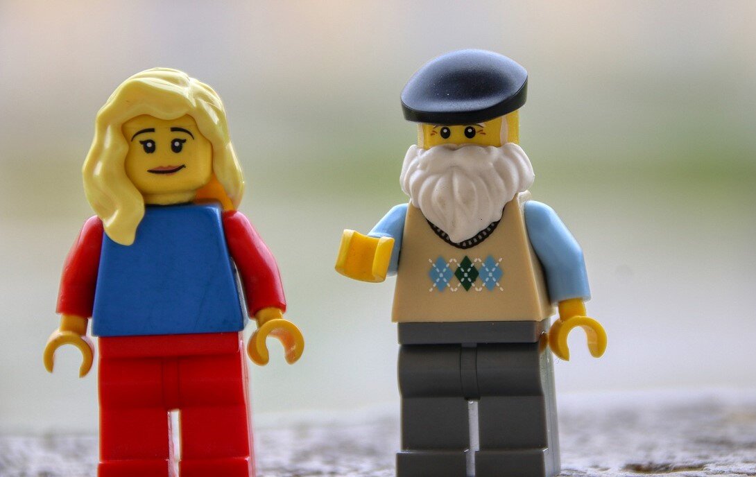 Смотрите, какие забавные игрушечные пенсионеры! Фото: pixabay.com