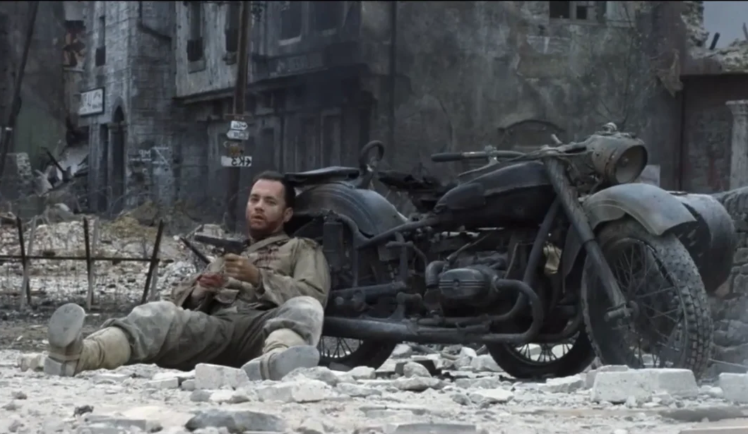 Капитан Джон Миллер прислонился к мотоциклу, похожему на Урал