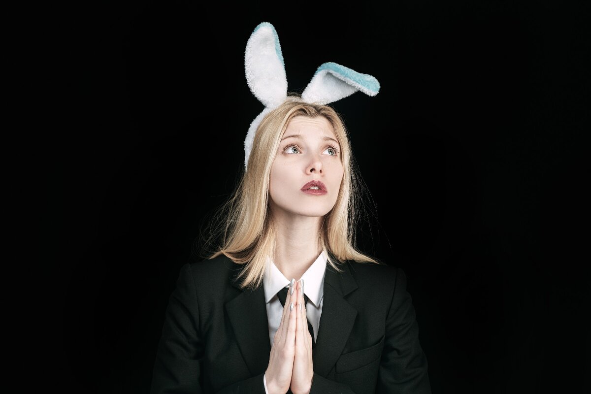 Женщина с ушами кролика