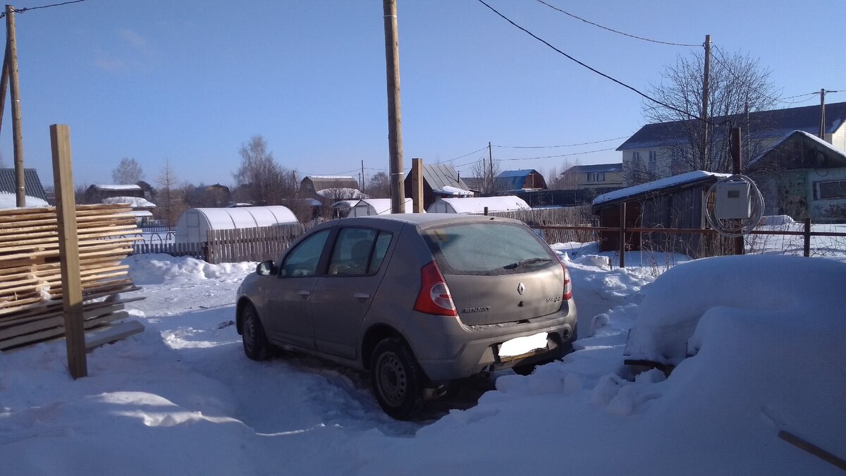 Вид на площадку под навес при покупке авто. Уже есть столбы