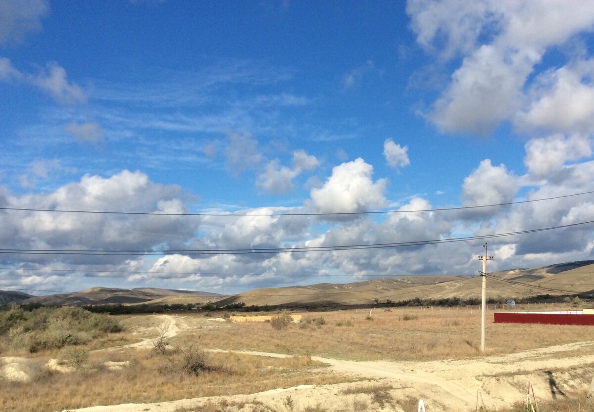 Облака с темными донцами не могут обмануть местных жителей - весь дождь, положенный Двухъякорной бухте на ближайшие дни,  уже вылился, больше пока не обещают