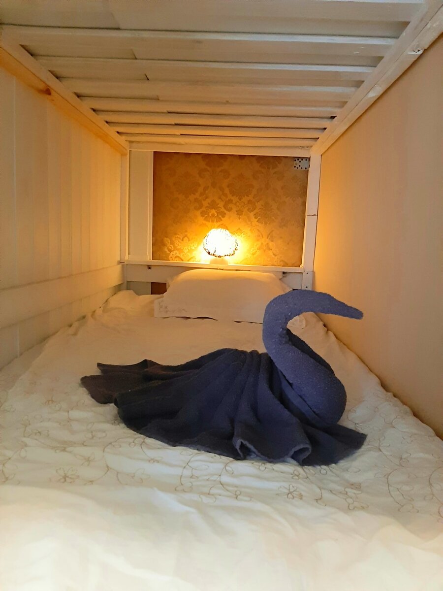 Симпатичное койко-место в самодельном хостеле подруги.