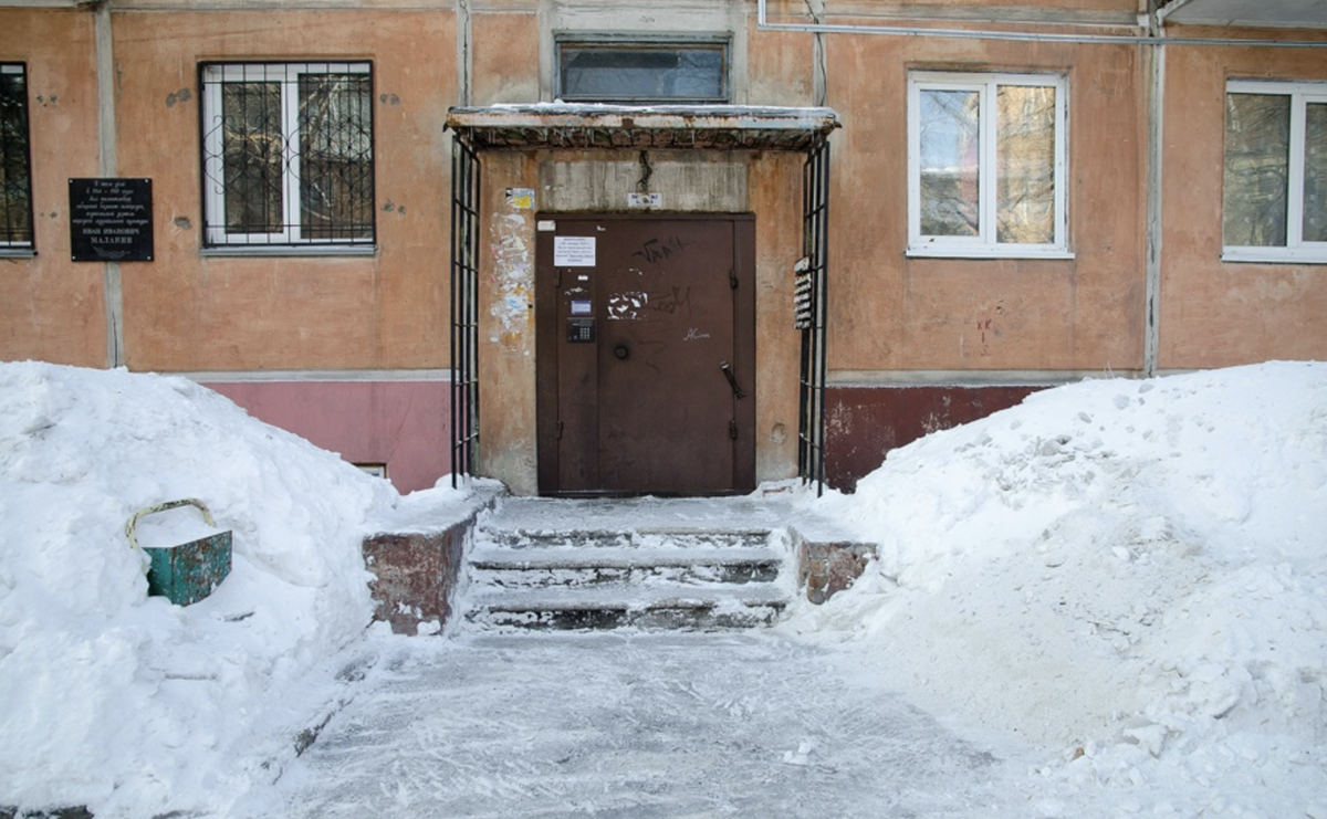 зимний двор подъезд. подъезд дома зимой. многоэтажный дом. подъезд дома зимой. около подъезда зима.