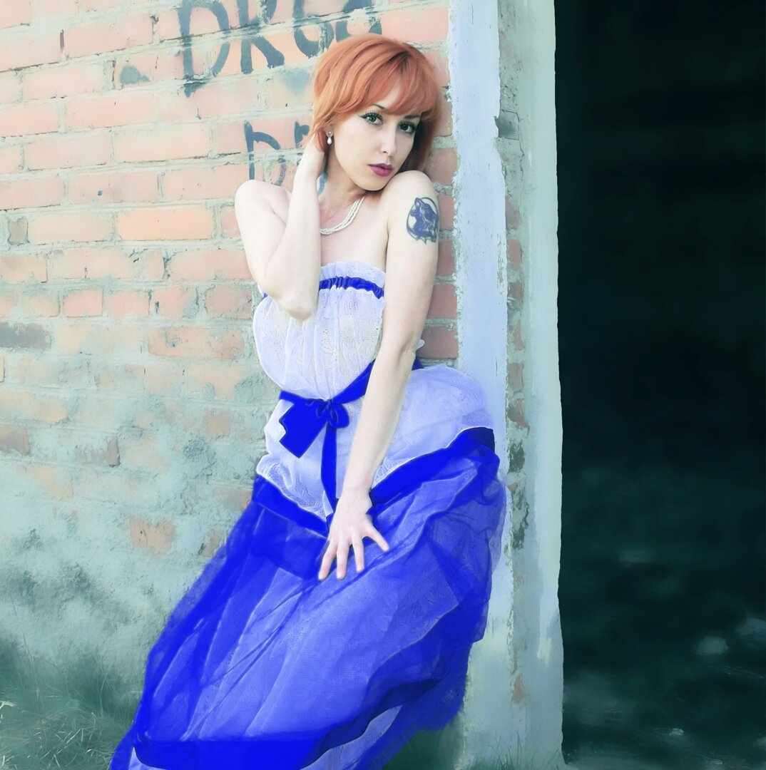 Да, это тоже я) Правда здесь уже второй мой "креативный" наряд, сшитый из старого тюля и сетки от комаров. Ну чем не шедевр?)